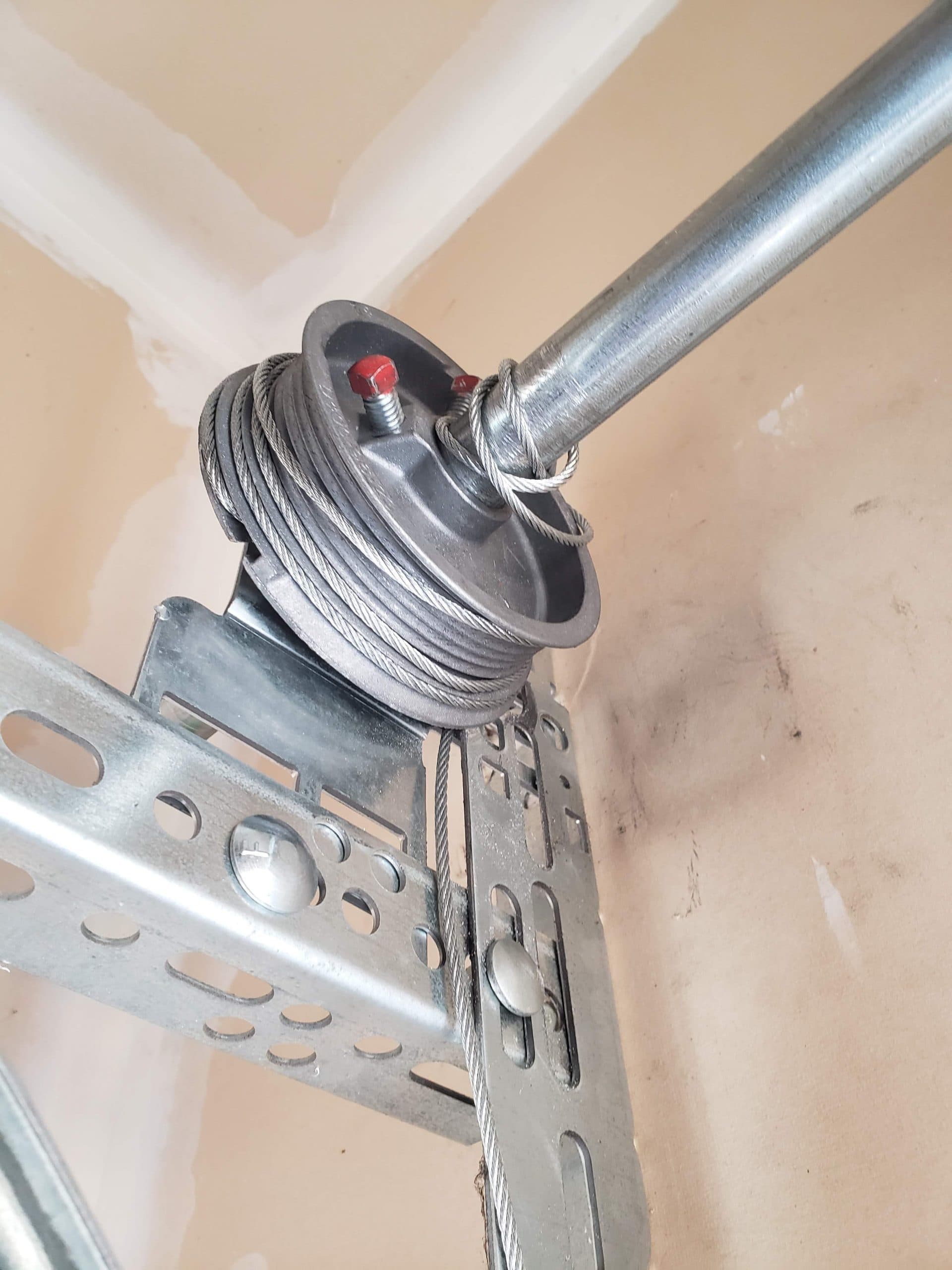 Câble de sécurité installé dans le ressort